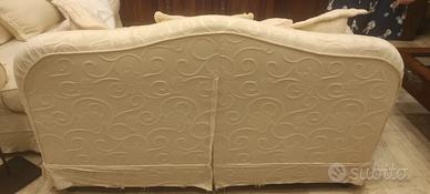 Coppia divani, uno standard, uno divano letto