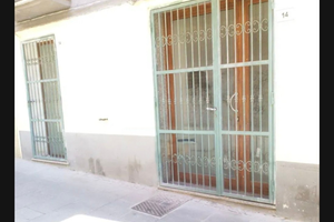 Negozio con due serrande