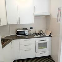 cucina con forno+ tavolo con 4 sedie + parete attr