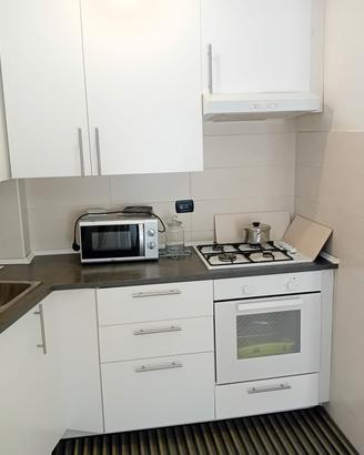 cucina con forno+ tavolo con 4 sedie + parete attr