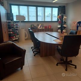 Ufficio arredato
