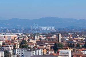 QUADRILOCALE CON VISTA PANORAMICA!!