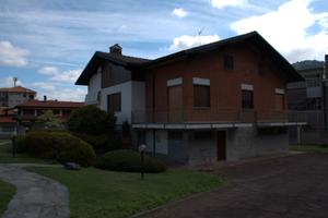 Villa con terreno e magazzino