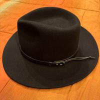 Cappello in feltro a tesa larga