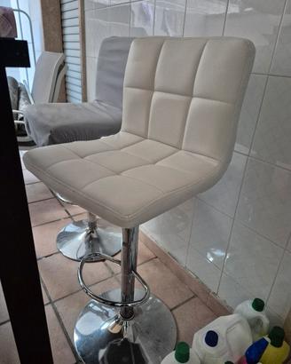 Tavolo bar e due sgabelli