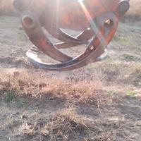 Pinza forestale per legna con benne scavo