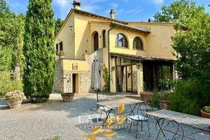 Rustico / Casale di 400 m² con più di 5 locali a S