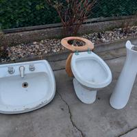 WC e lavabo bianchi