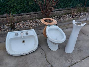 WC e lavabo bianchi