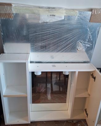 Specchio e mobiletto bagno
