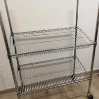 scaffale in metallo con ruote 