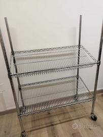 scaffale in metallo con ruote 