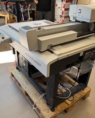 Plotter da taglio flatbed compatto e multifunzione