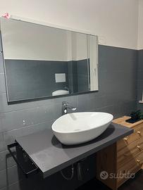Lavandino bagno con specchio