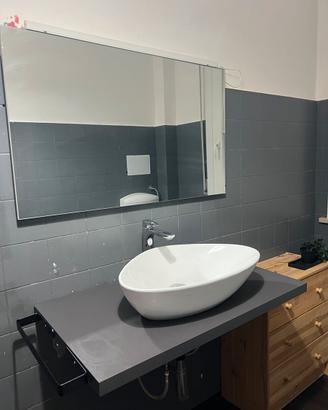 Lavandino bagno con specchio