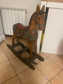 Cavallo a dondolo  di legno