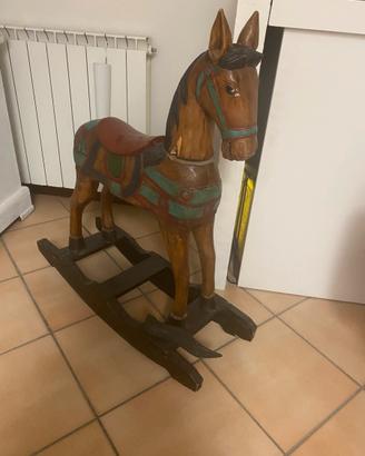 Cavallo a dondolo  di legno