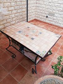 tavolo in ferro battuto e ceramica