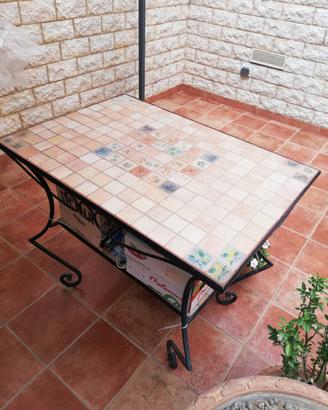 tavolo in ferro battuto e ceramica