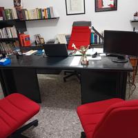 Mobili ufficio: scrivania grande, tre poltroncine