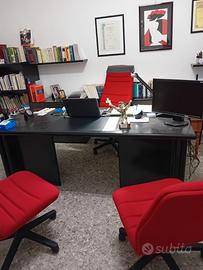 Mobili ufficio: scrivania grande, tre poltroncine