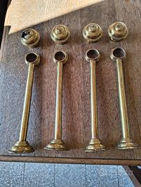 Supporti e pomelli d'epoca per bastoni da tenda.