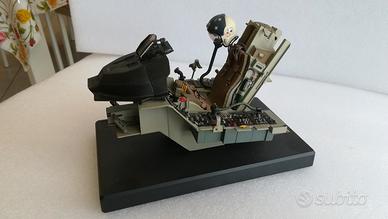 Abitacolo del caccia F16 in scala 1:12