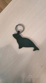 portachiavi a forma di foca in pelle