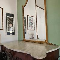 console antica con marmo e specchio