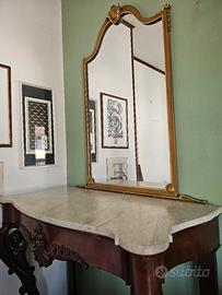 console antica con marmo e specchio