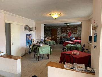 Casa indipendente di 250 m² con più di 5 locali a 