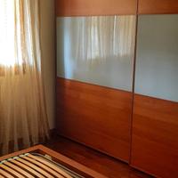 Camnera matrimoniale con soggiorno e divano