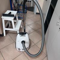 Aspirapolvere Electrolux con sacco – 650W