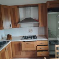 cucina legno color miele ad angolo