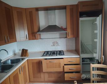 cucina legno color miele ad angolo