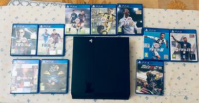 PlayStation 4 con i relativi giochi in foto
