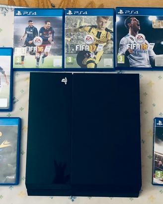 PlayStation 4 con i relativi giochi in foto