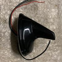 Antenna per auto a pinna amplificata