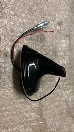 Antenna per auto a pinna amplificata