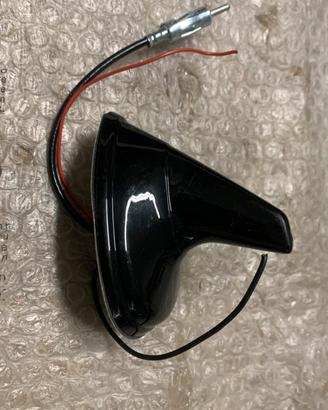 Antenna per auto a pinna amplificata