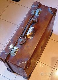 Bella valigia vintage in cuoio per auto d'epoca