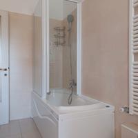 Vasca da bagno con box doccia in vetro