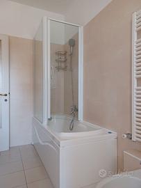 Vasca da bagno con box doccia in vetro