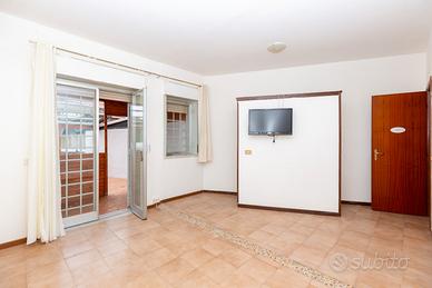 Trivani con terrazzo a livello