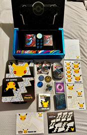 Lotto con accessori e circa 900 carte Pokémon