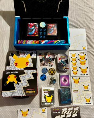 Lotto con accessori e circa 900 carte Pokémon