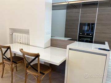 Cucina con isola, completa di elettrodomestici