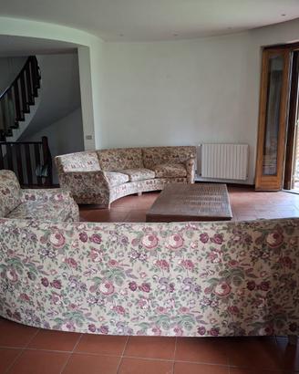Divani curvi a fiori stile inglese