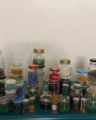 Perline di vetro per bigiotteria e ricamo