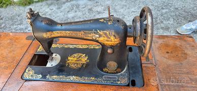 Macchina da cucire Singer d'epoca con mobile